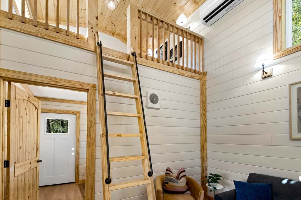 Chestnut Cottage w Deck Seating, Near Ruby Falls
