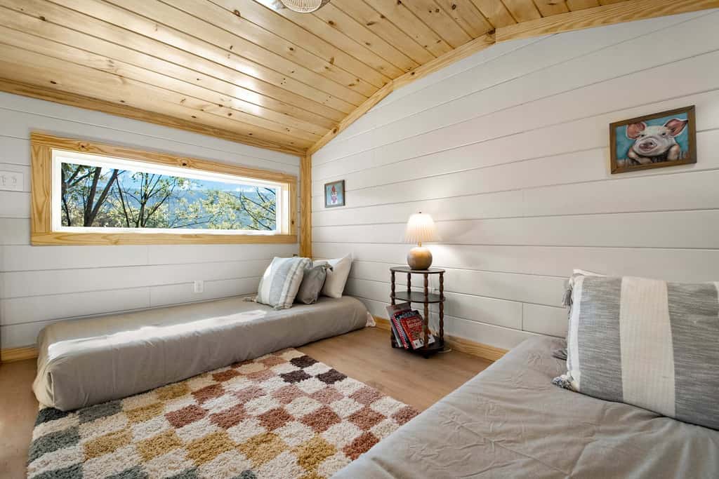 Chestnut Cottage w Deck Seating, Near Ruby Falls