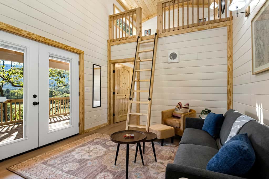 Chestnut Cottage w Deck Seating, Near Ruby Falls