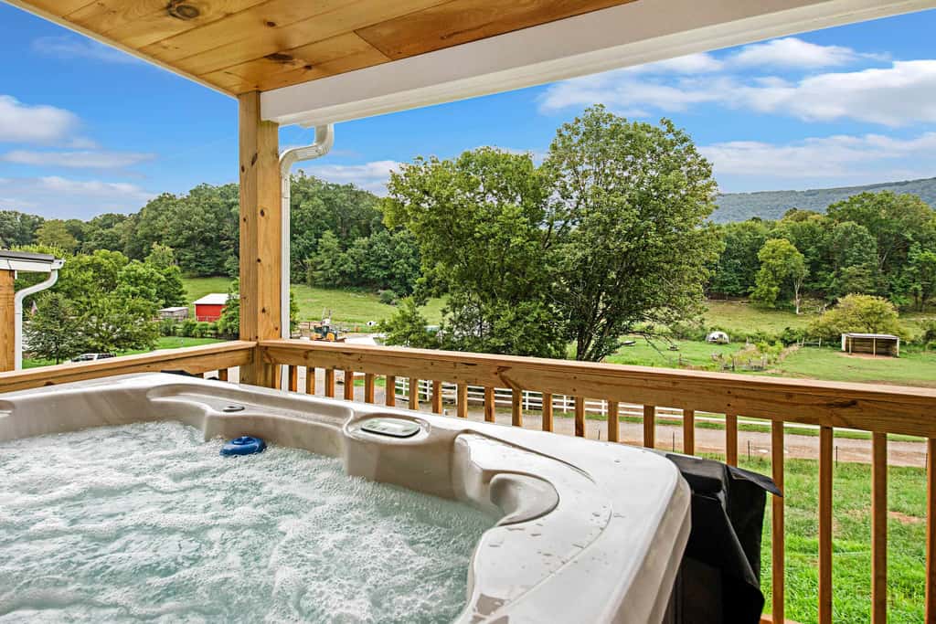 Chestnut Cottage w Deck Seating, Near Ruby Falls