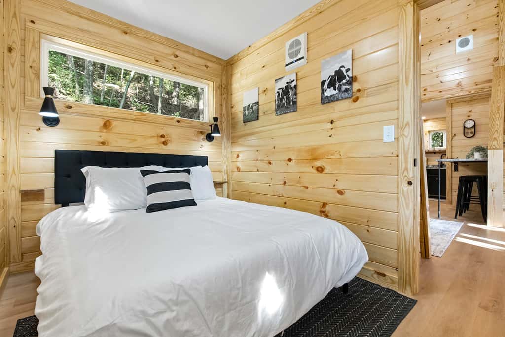 Charcoal Chalet with Private Deck Near Chattanooga