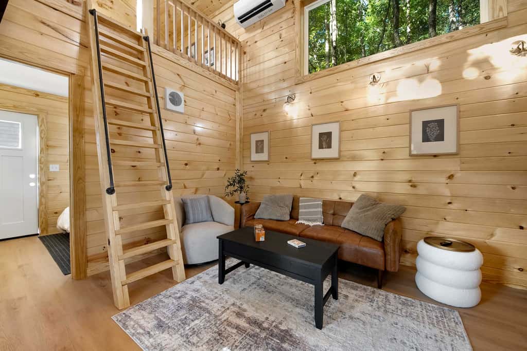 Charcoal Chalet with Private Deck Near Chattanooga
