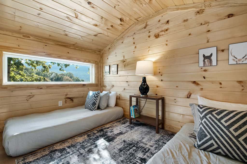 Charcoal Chalet with Private Deck Near Chattanooga