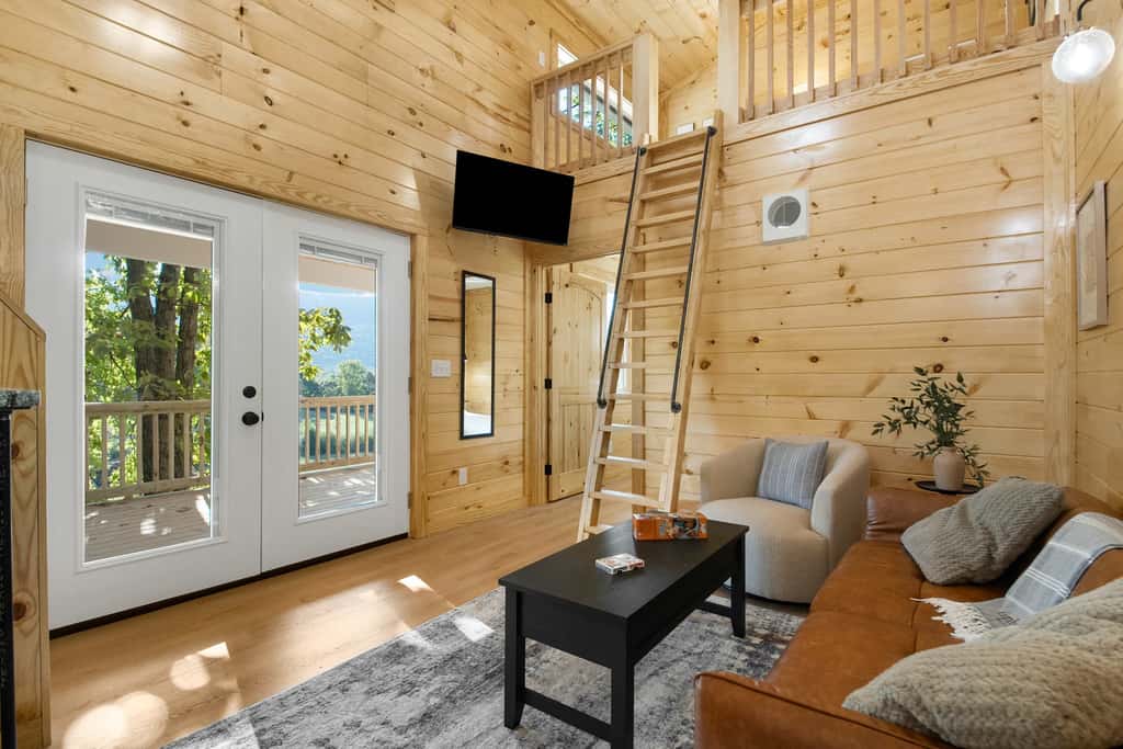Charcoal Chalet with Private Deck Near Chattanooga