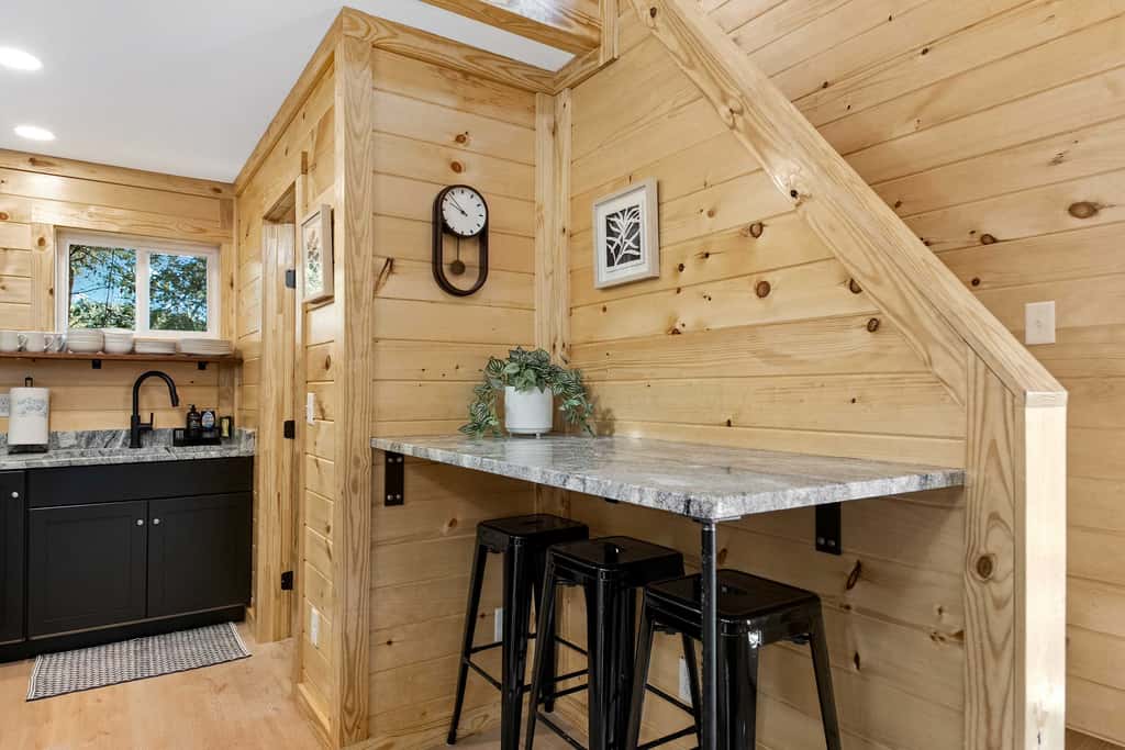 Charcoal Chalet with Private Deck Near Chattanooga