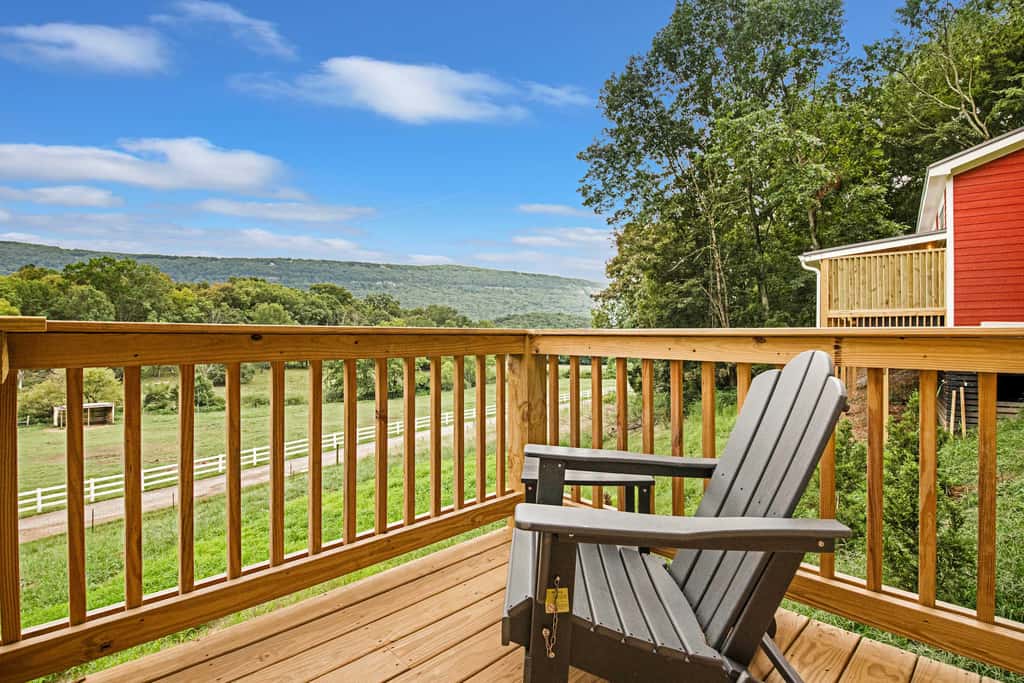 Charcoal Chalet with Private Deck Near Chattanooga