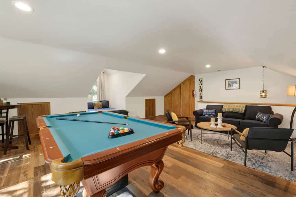 Copper Pine Retreat / Spa, Large Back yard, Game Loft Area