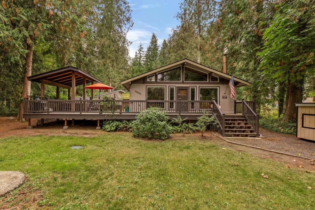 A cozy pet friendly chalet with vaulted ceilings, wood stove, and a spacious deck with covered hot tub near Mt Hood
