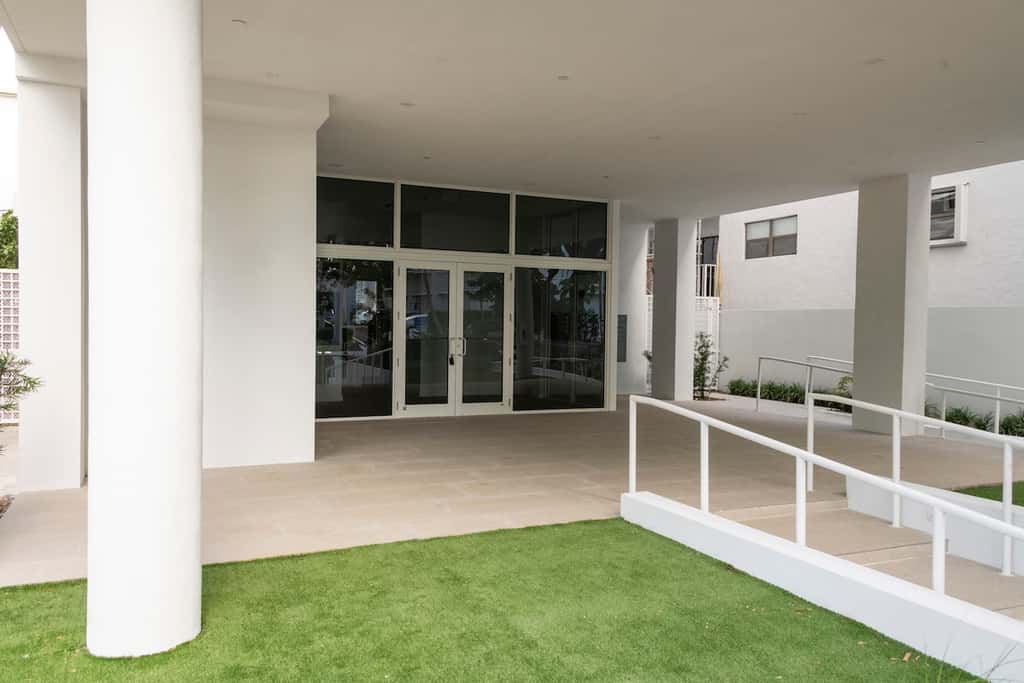 South Beach 2BR-2BA Apt with Pool & Bay View #103 - Sleeps 6