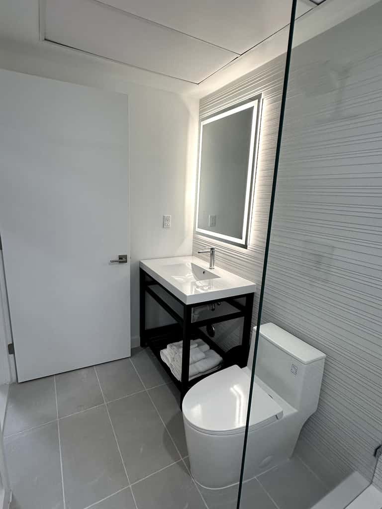 South Beach 2BR-2BA Apt with Pool & Bay View #103 - Sleeps 6