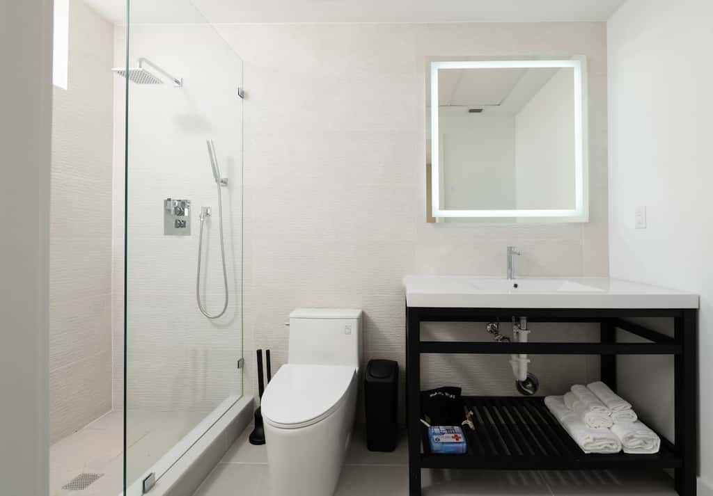South Beach 2BR-2BA Apt with Pool & Bay View #103 - Sleeps 6