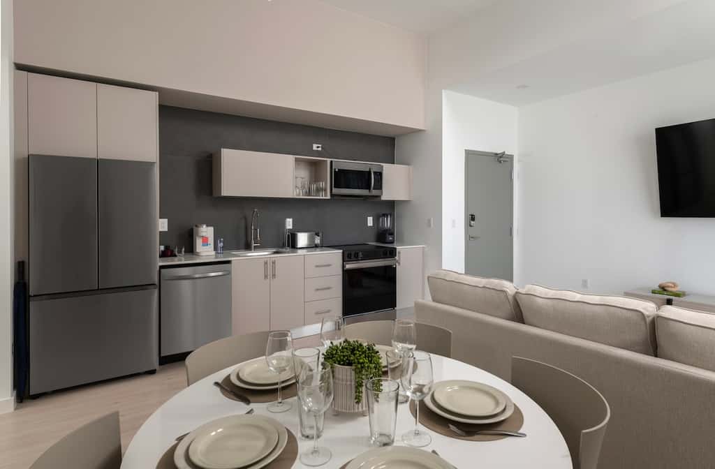 South Beach 2BR-2BA Apt with Pool & Bay View #103 - Sleeps 6