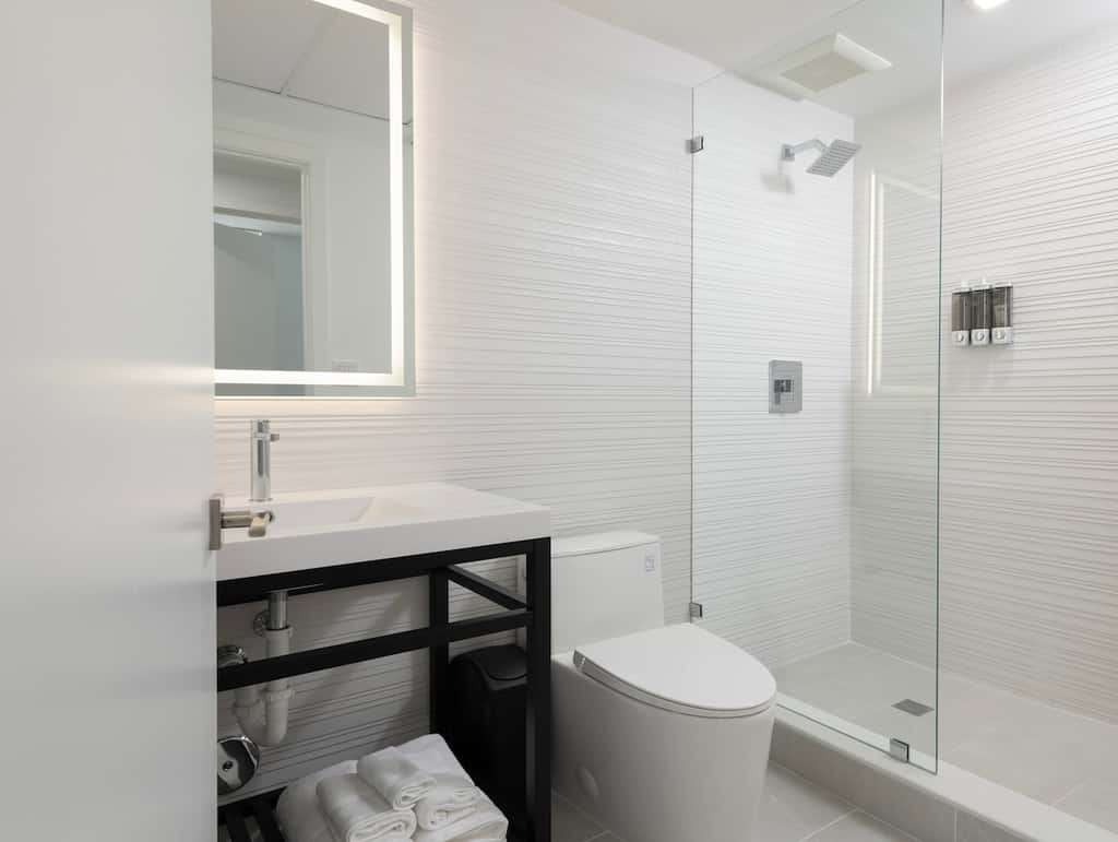 South Beach 2BR-2BA Apt with Pool & Bay View #103 - Sleeps 6