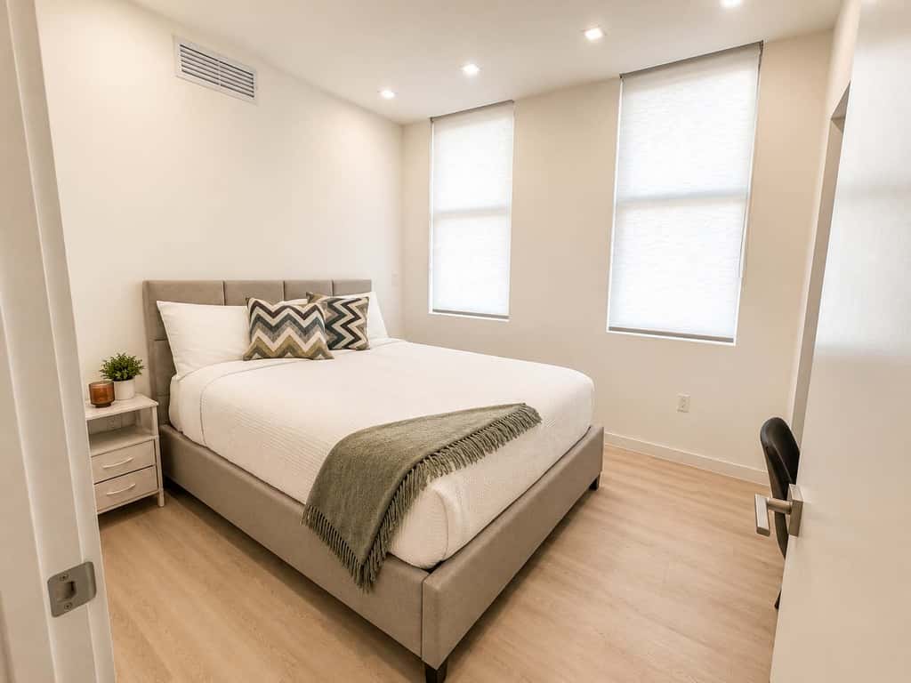 South Beach 2BR-2BA Apt with Pool & Bay View #103 - Sleeps 6