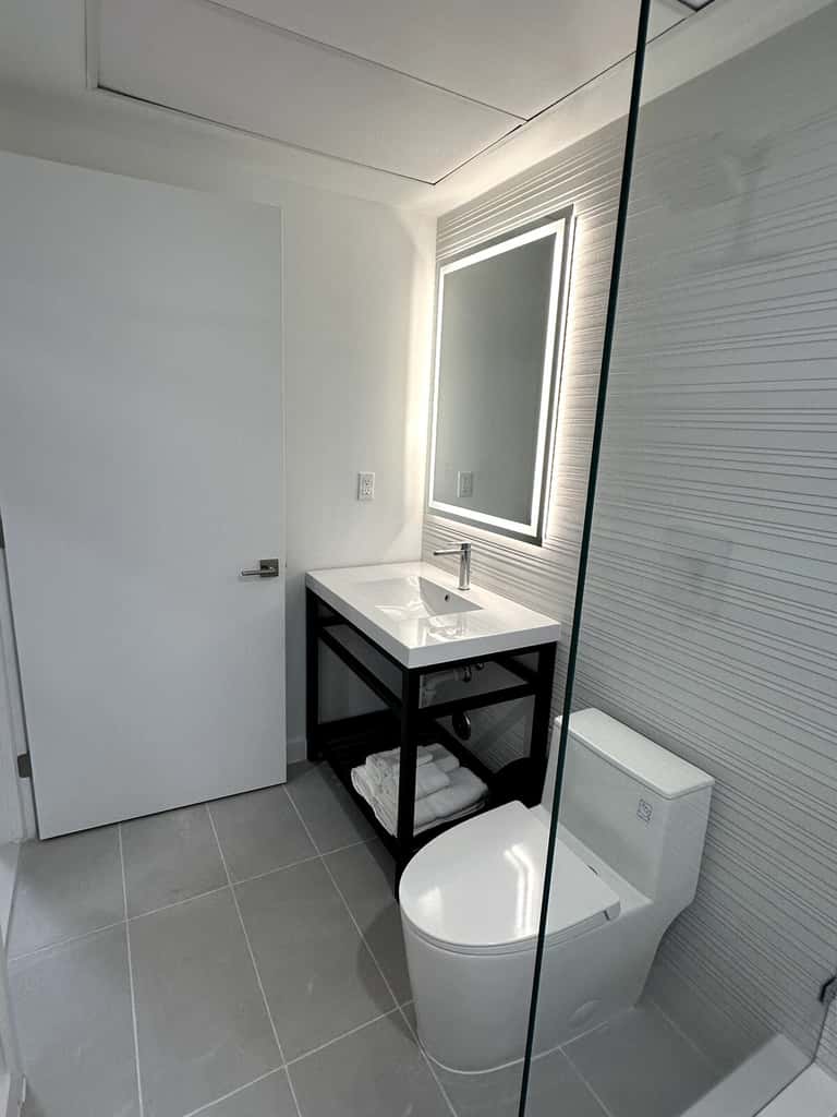 South Beach 2BR-2BA Apt with Rooftop Pool #104 - Sleeps 6