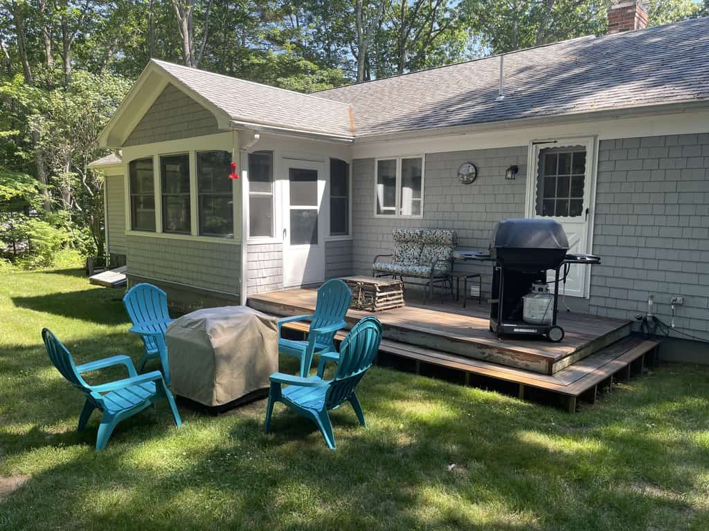 4BR walk to Beach, deck, screened porch, large yard & close to town