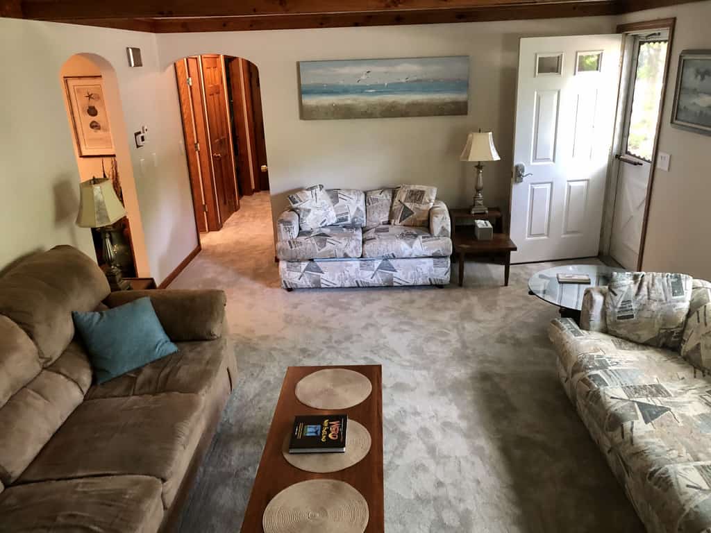 4BR walk to Beach, deck, screened porch, large yard & close to town