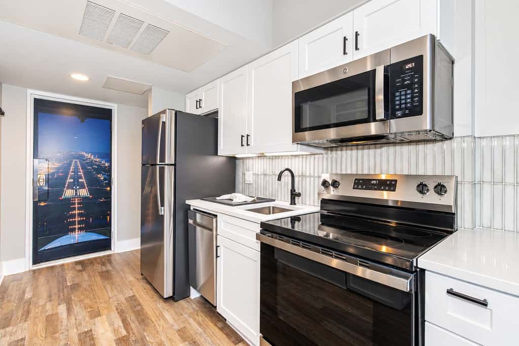 Fly Away to Your Myrtle Beach Getaway! Landing at Yachtsman S1105 Studio