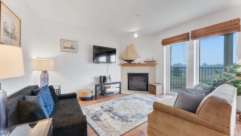 Beachfront Escape - Balcony Views, Fireplace, Pets OK