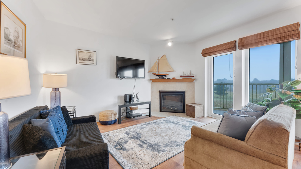Beachfront Escape - Balcony Views, Fireplace, Pets OK