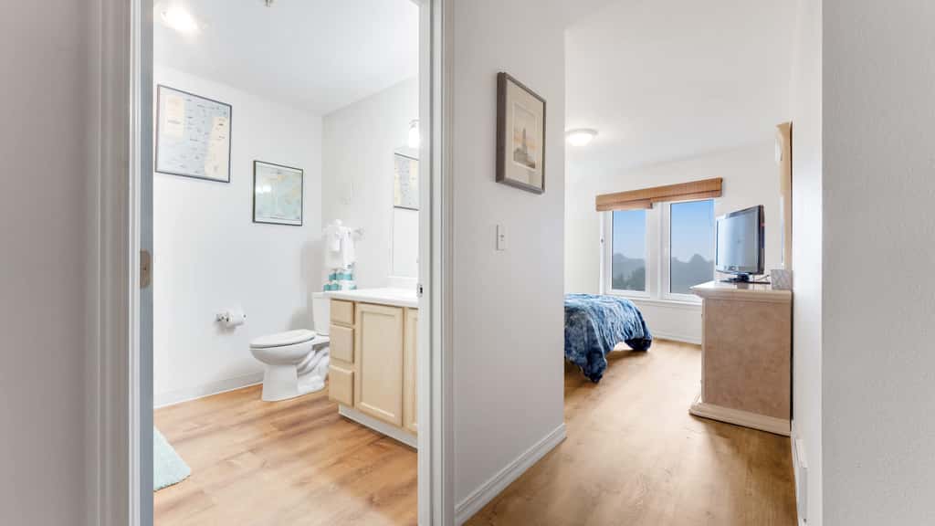 Beachfront Escape - Balcony Views, Fireplace, Pets OK