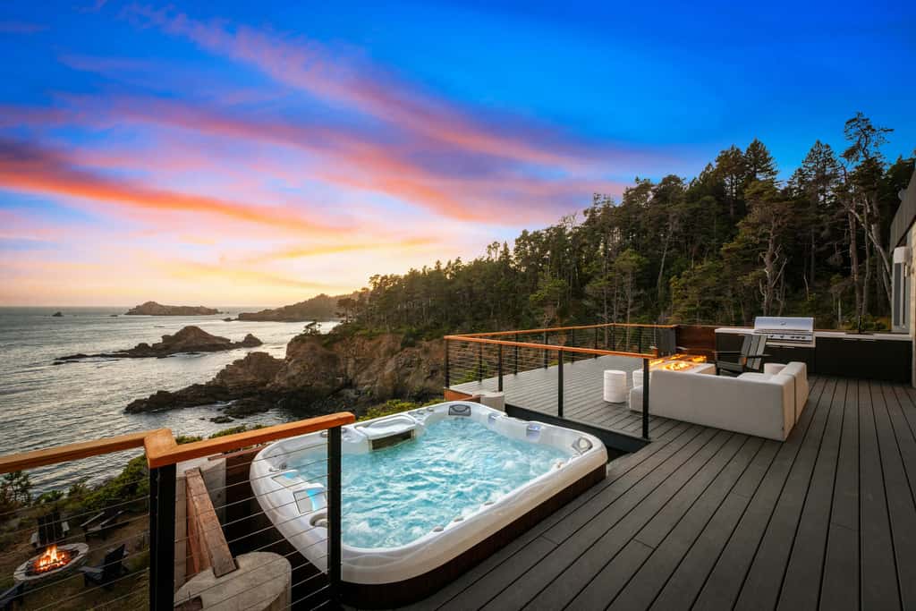 Anchor Cove - Oceanfront glass house on 5 acres, 6 person hot tub, gym