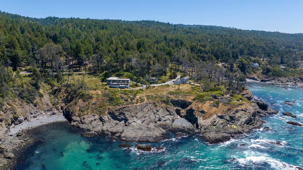 Anchor Cove - Oceanfront glass house on 5 acres, 6 person hot tub, gym