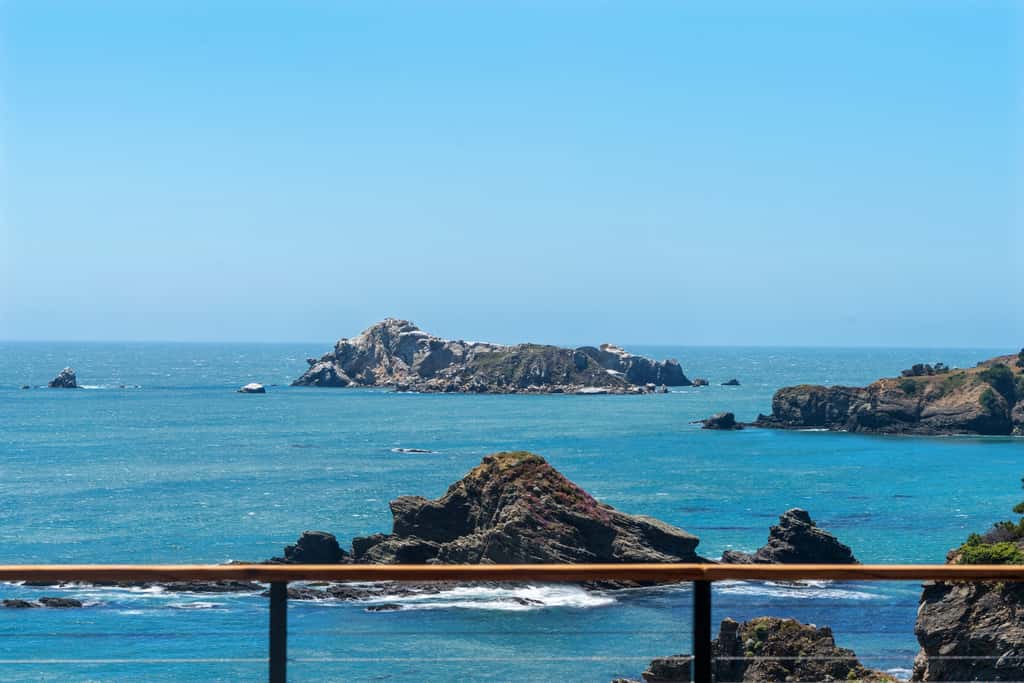 Anchor Cove - Oceanfront glass house on 5 acres, 6 person hot tub, gym