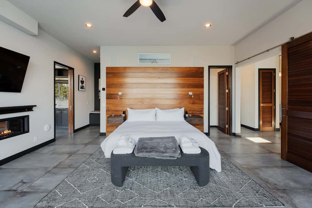 Anchor Cove - Oceanfront glass house on 5 acres, 6 person hot tub, gym