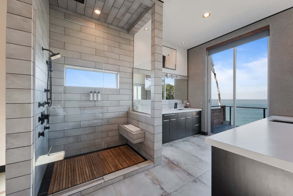 Anchor Cove - Oceanfront glass house on 5 acres, 6 person hot tub, gym