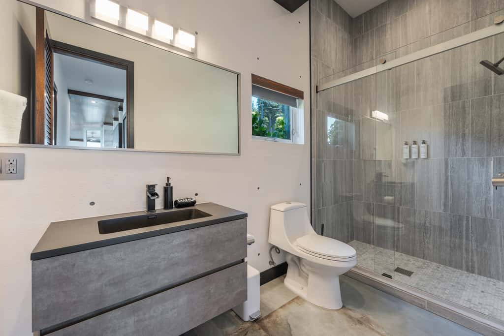 Anchor Cove - Oceanfront glass house on 5 acres, 6 person hot tub, gym
