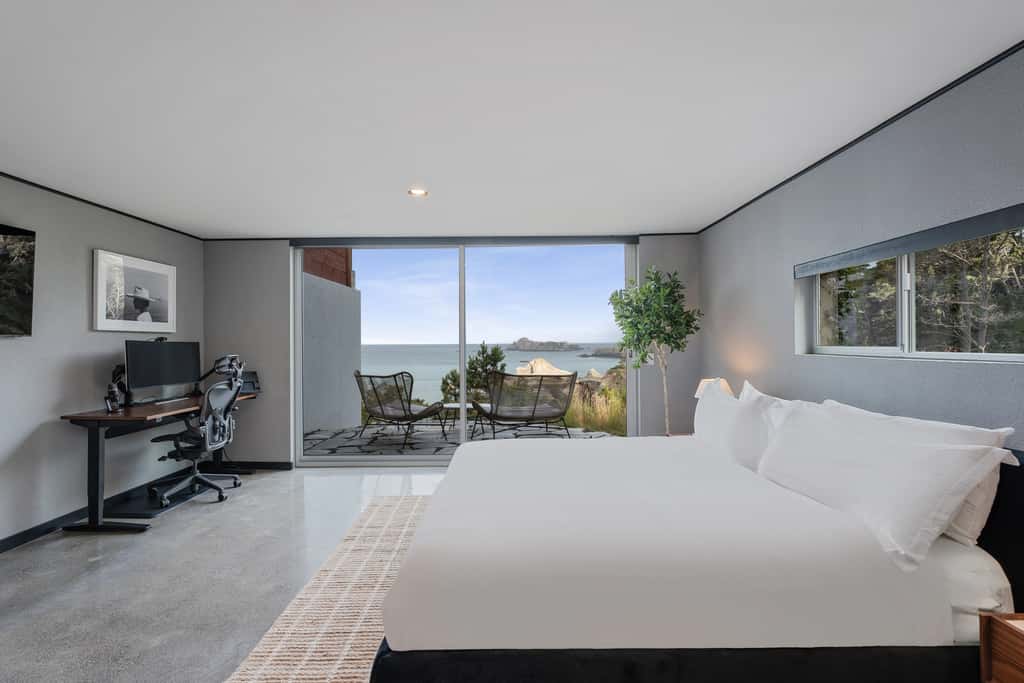 Anchor Cove - Oceanfront glass house on 5 acres, 6 person hot tub, gym