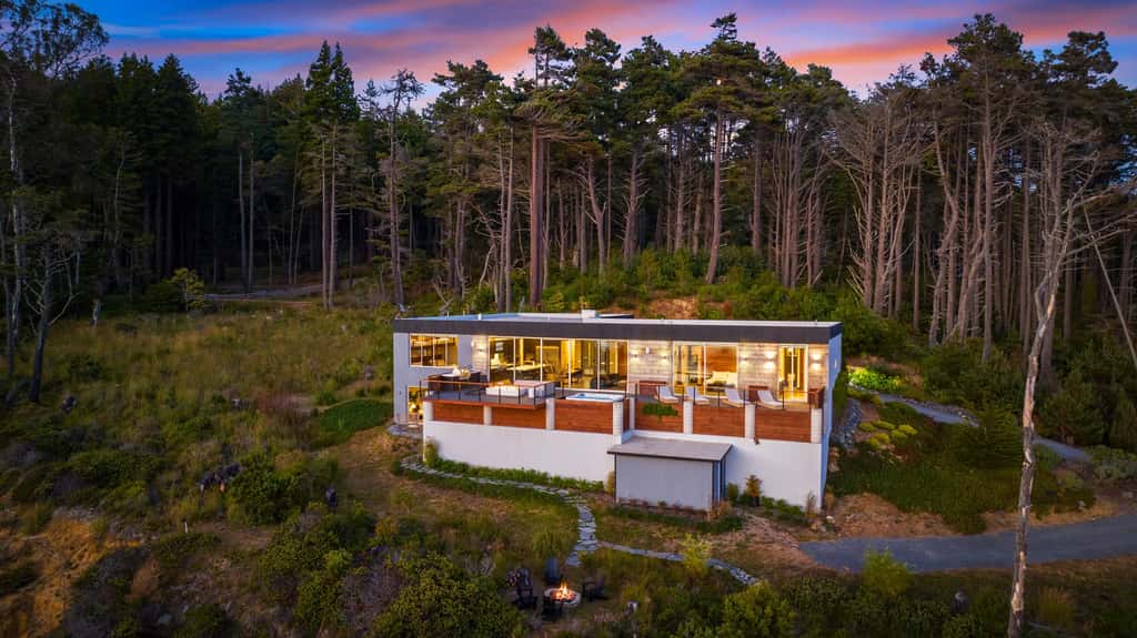 Anchor Cove - Oceanfront glass house on 5 acres, 6 person hot tub, gym