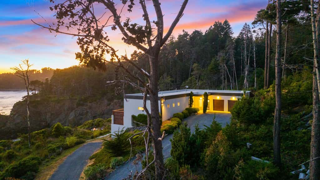Anchor Cove - Oceanfront glass house on 5 acres, 6 person hot tub, gym