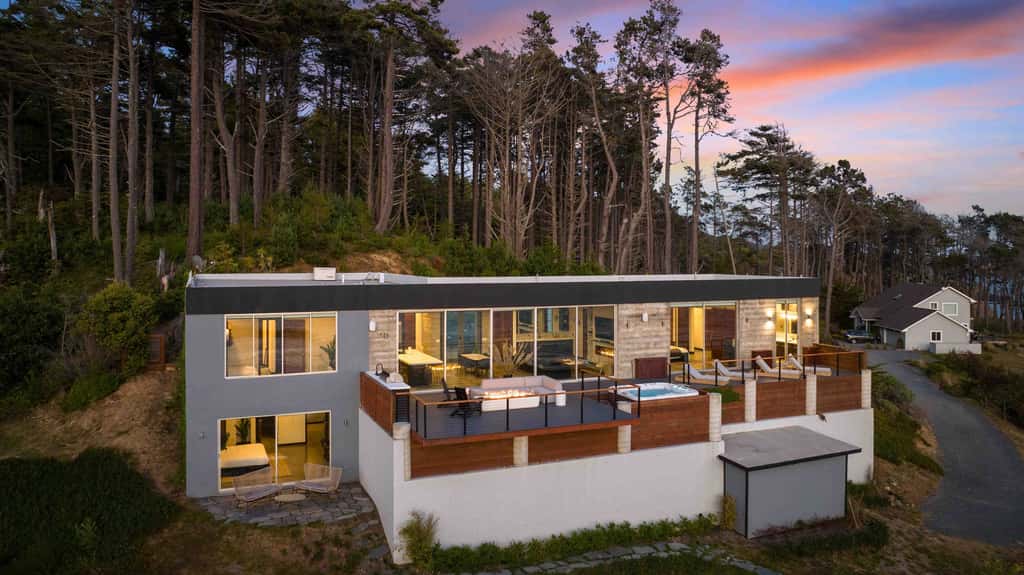 Anchor Cove - Oceanfront glass house on 5 acres, 6 person hot tub, gym