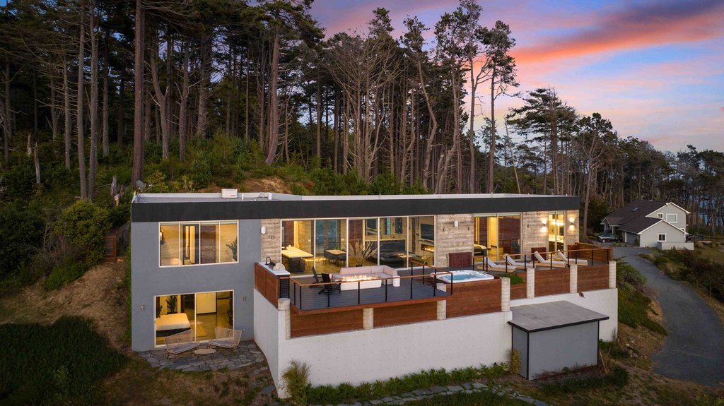 Anchor Cove - Oceanfront glass house on 5 acres, 6 person hot tub, gym