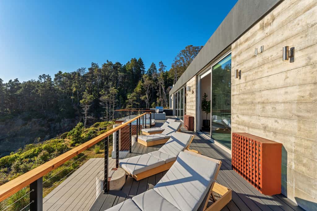 Anchor Cove - Oceanfront glass house on 5 acres, 6 person hot tub, gym