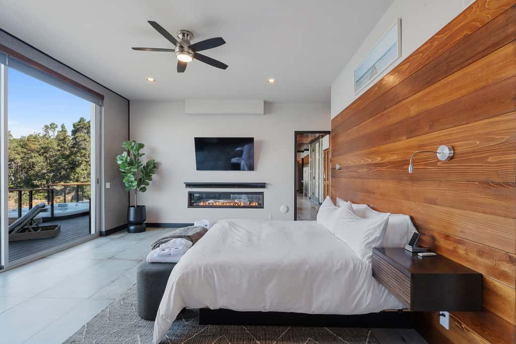 Anchor Cove - Oceanfront glass house on 5 acres, 6 person hot tub, gym