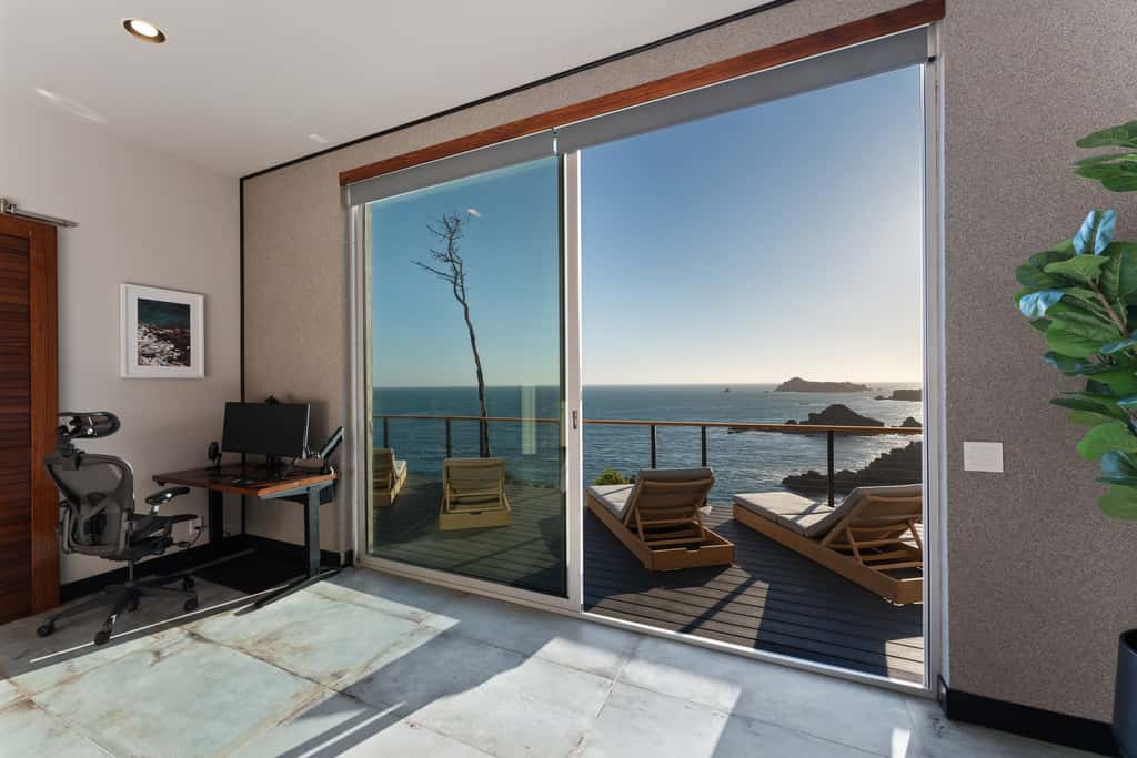 Anchor Cove - Oceanfront glass house on 5 acres, 6 person hot tub, gym