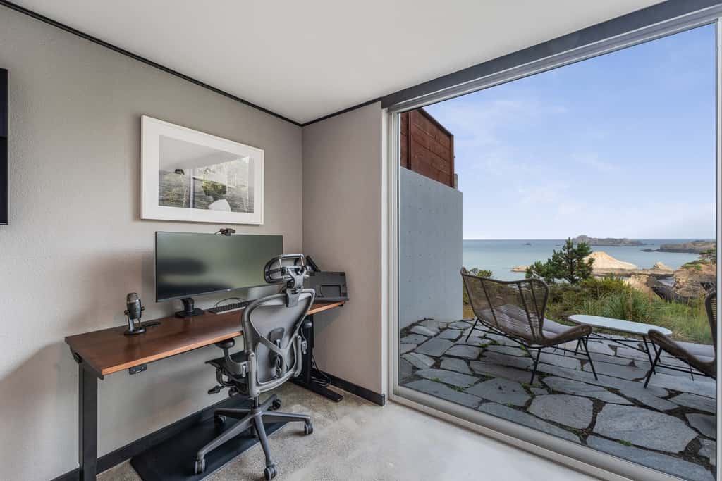 Anchor Cove - Oceanfront glass house on 5 acres, 6 person hot tub, gym