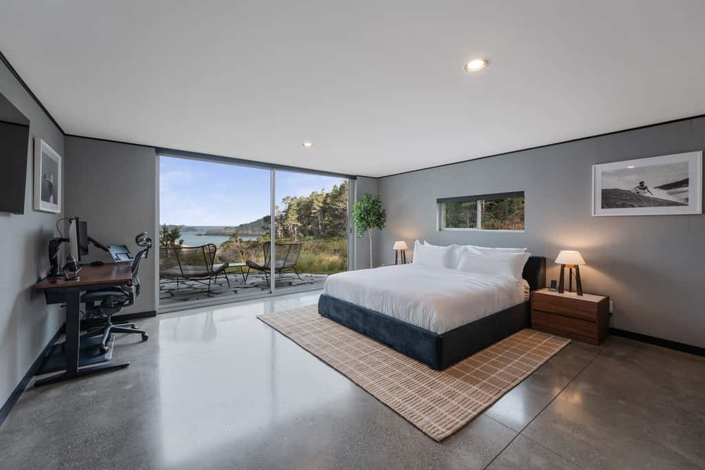 Anchor Cove - Oceanfront glass house on 5 acres, 6 person hot tub, gym