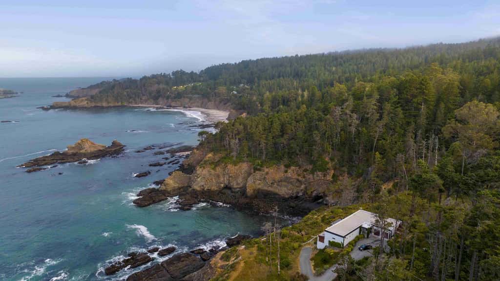 Anchor Cove - Oceanfront glass house on 5 acres, 6 person hot tub, gym