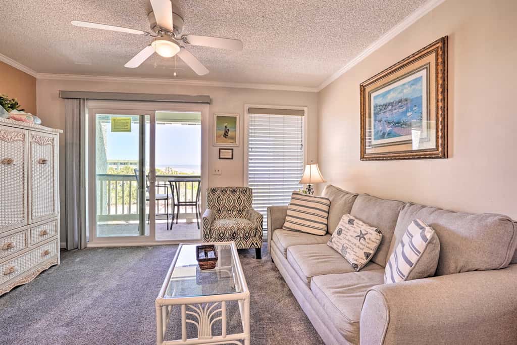 Beachfront Isle of Palms Condo w/ Balcony & Pool!
