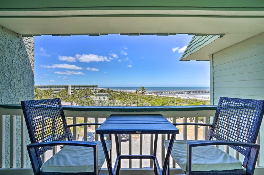 Beachfront Isle of Palms Condo w/ Balcony & Pool!