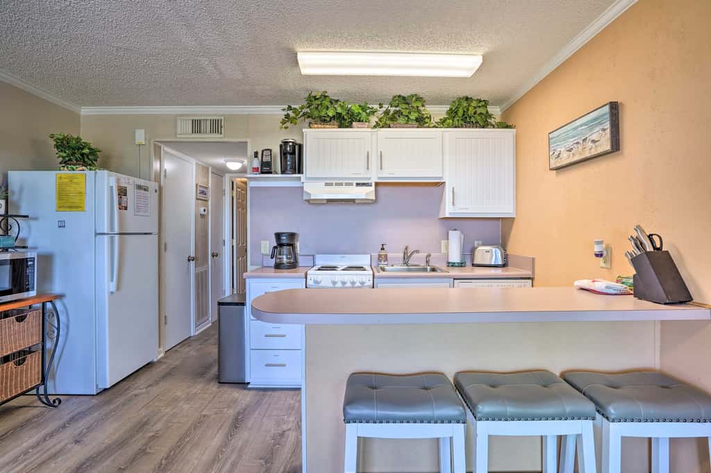 Beachfront Isle of Palms Condo w/ Balcony & Pool!