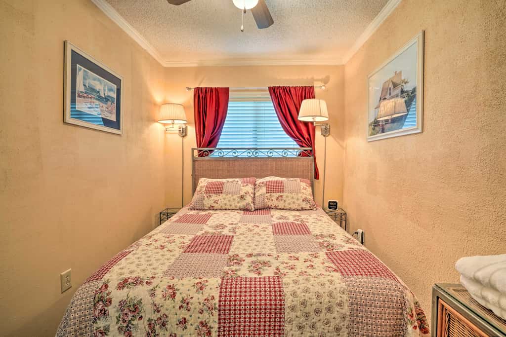 Beachfront Isle of Palms Condo w/ Balcony & Pool!
