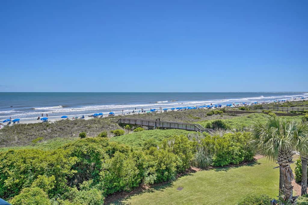 Beachfront Isle of Palms Condo w/ Balcony & Pool!