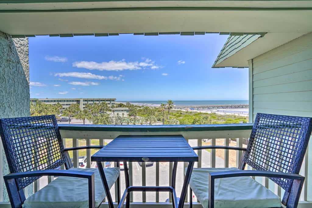 Beachfront Isle of Palms Condo w/ Balcony & Pool!