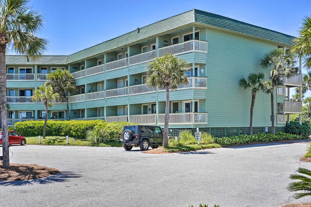 Beachfront Isle of Palms Condo w/ Balcony & Pool!