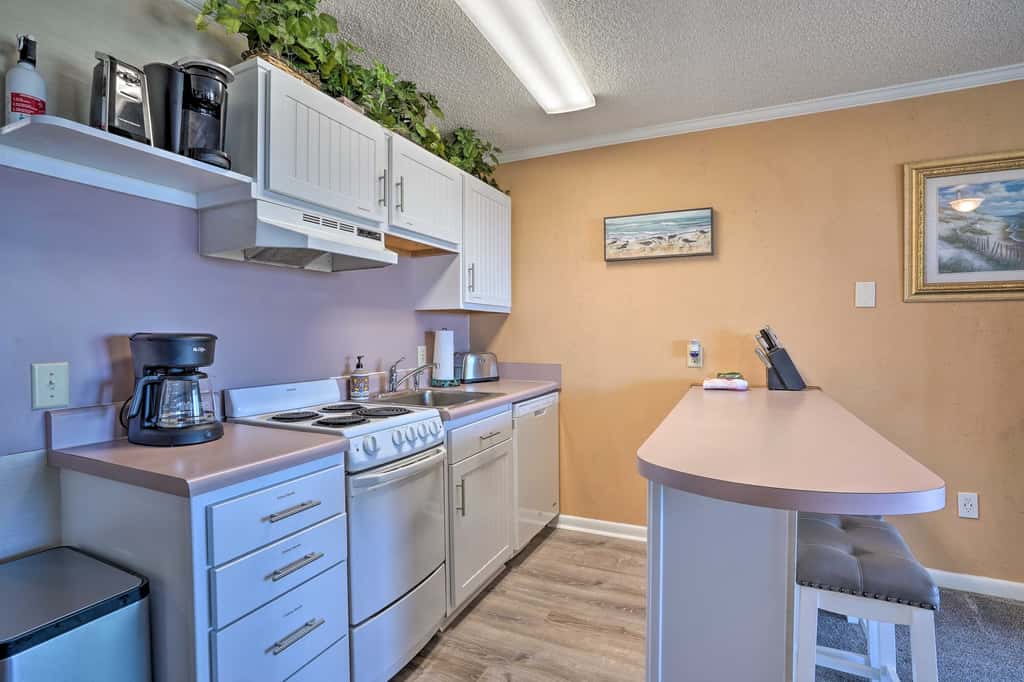 Beachfront Isle of Palms Condo w/ Balcony & Pool!